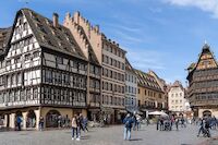 Place animée au cœur de Strasbourg